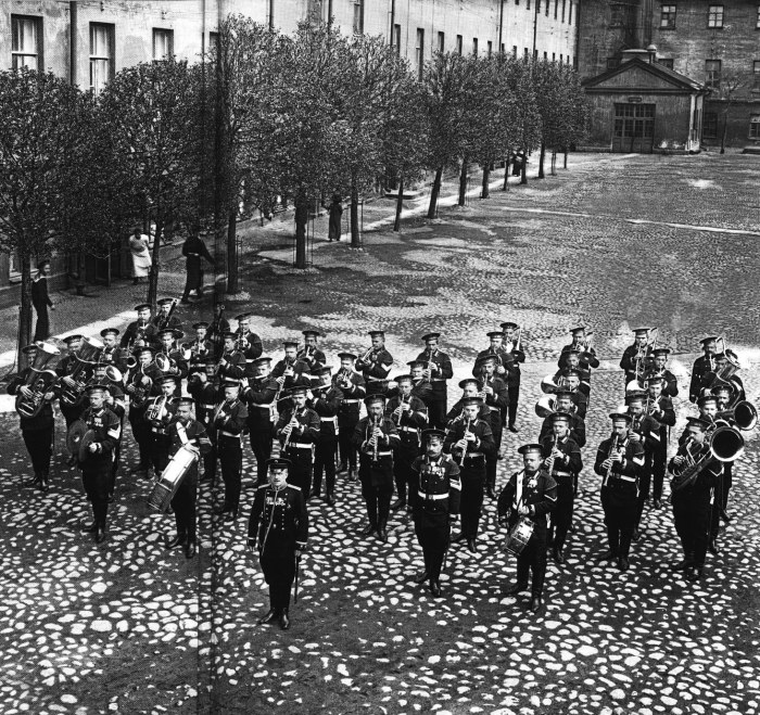 Оркестр Морского Гвардейского экипажа на плацу перед выходом на парад. Россия, 1912 год.