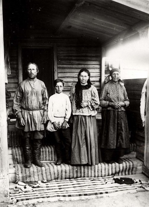 Обыкновенная крестьянская семья из деревни Ловатской, Канского уезда. 1905 год.