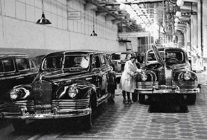 Сборка легковых автомобилей ЗИС-110 на Московском автомобильном заводе в 1946 года.