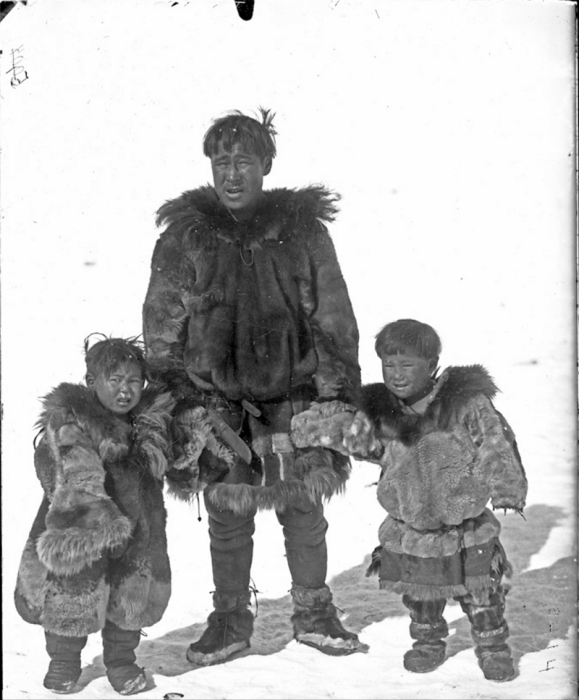 Чукча с сыновьями. Россия, Сибирь, 1901 год. 