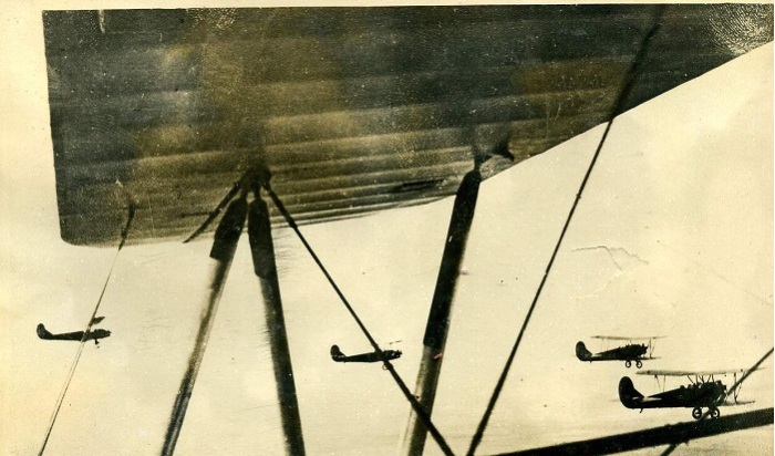 Звено из 5 самолетов У-2 в полете. 1933 год. 