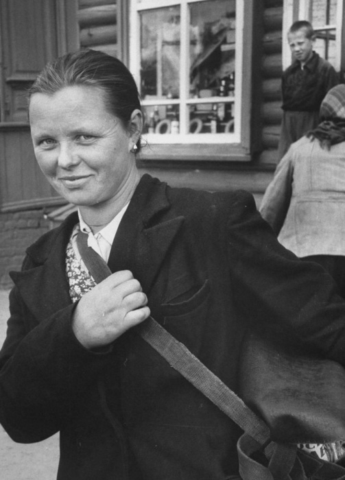 Женщина с сумкой возле магазина. СССР, Москва, 1956 год.