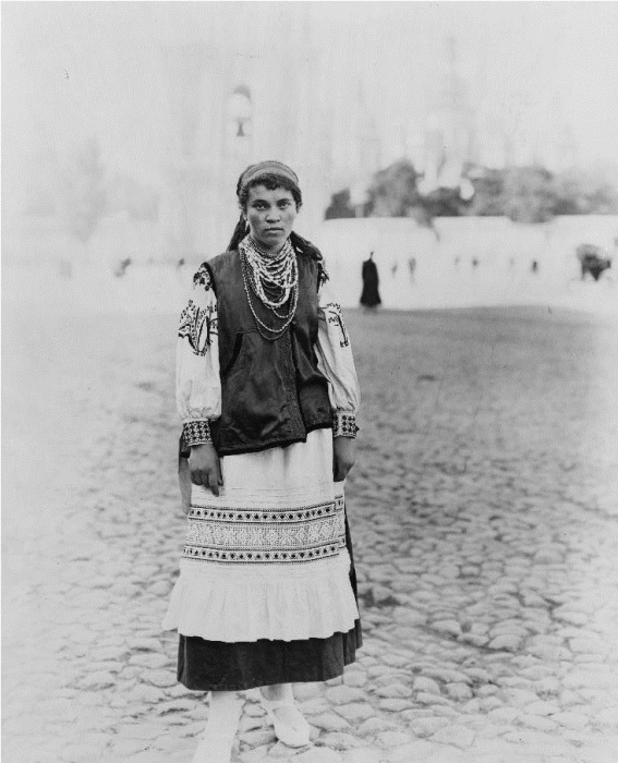 Женщина в национальной одежде. Украина, 1918 год.