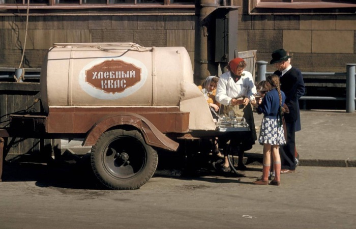 Торговля квасом на Садовнической улице. СССР, Москва, 1959 год.