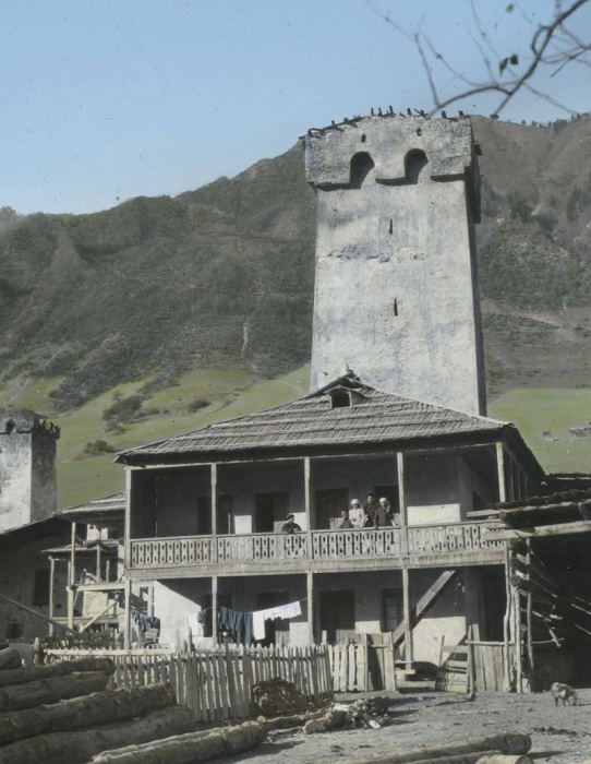 Традиционный дом со средневековой башней в Лачамуле. Сванетия, 1929 год.