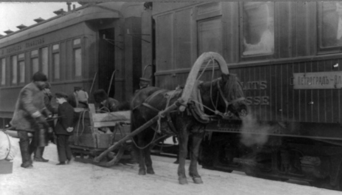 Подвозка дров на железнодорожную станцию. Сибирь, 1918 год.