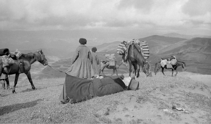 Путешественники остановившиеся на привал. Дагестан, 1933 год.