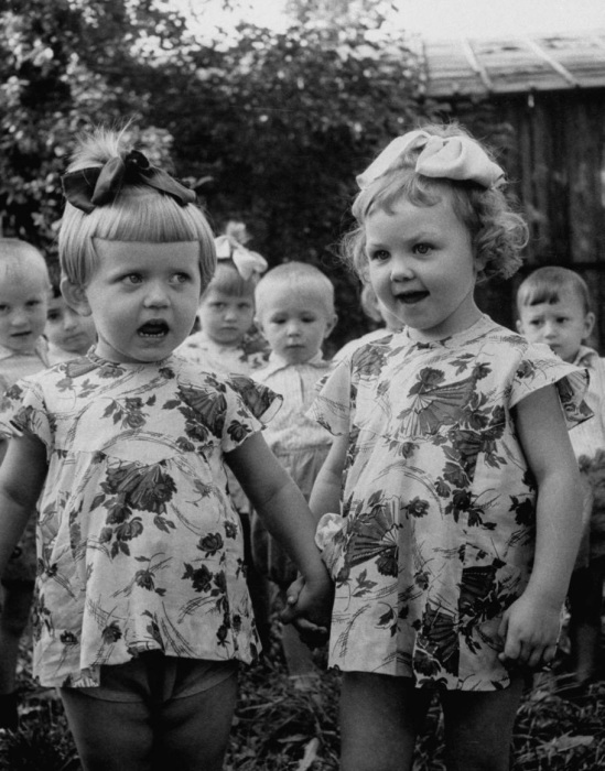 Две девочки поющие в детском саду. СССР, Москва, 1956 год.