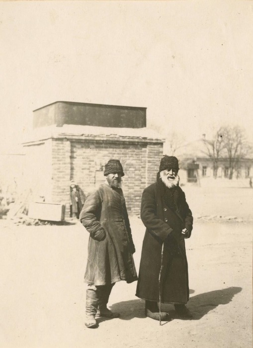 Два крестьянина стоящие на вокзале. 1918 год. 