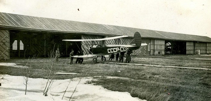 У-2 выкатывают из ангара Ленинградской школы летчиков.1933 год.