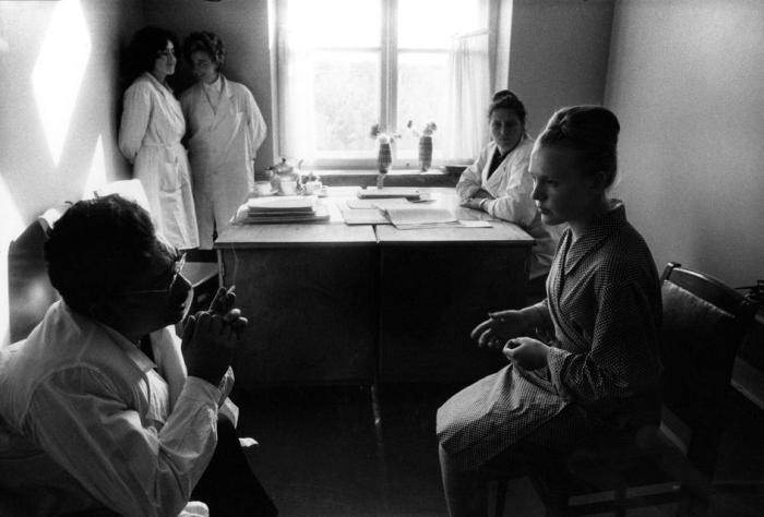 Общение профессора и студентов с пациенткой психиатрической клиники. СССР, Москва, 1966 год.