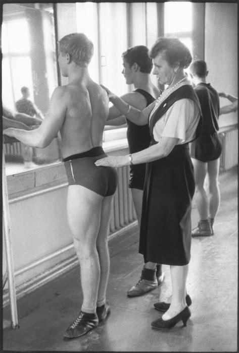 Упорные тренировки в цирковом училище. СССР, Москва, 1966 год.