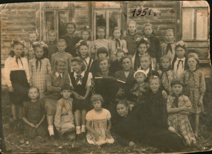 Группа детей и подростков, слушающих игру тальянки. СССР, Урал, Село Завод Михайловский, 1951 год.
