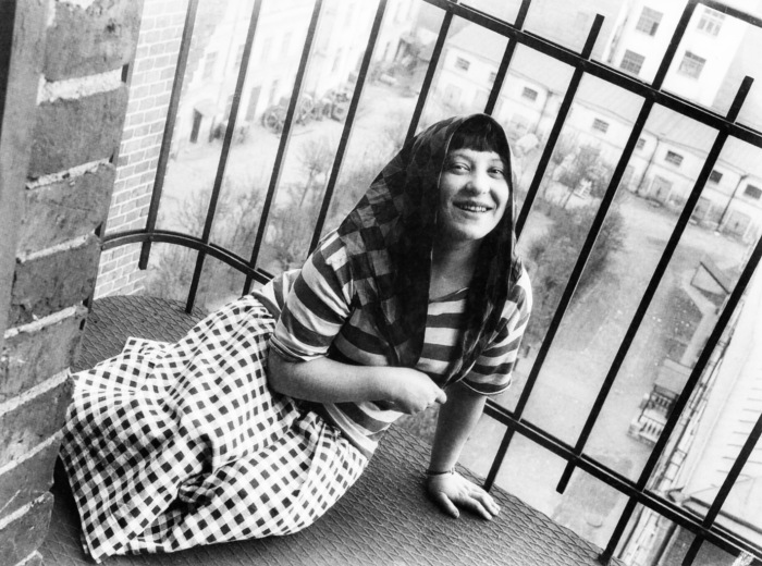 Варвара Фёдоровна Степанова на балконе в своей квартире. Автор: Alexander Rodchenko.  