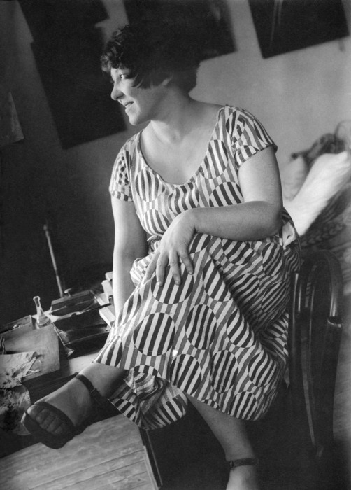 Варвара Степанова в платье, сшитом из ткани, по своему эскизу на Первой ситценабивной фабрике. Автор: Alexander Rodchenko. 