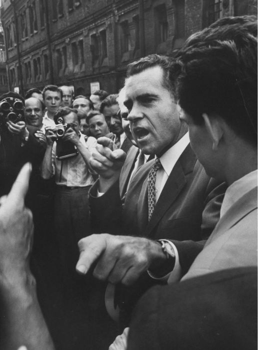 Вице-президент США Ричард Никсон разговаривает с русскими рабочими. СССР, Москва, 1959 год.