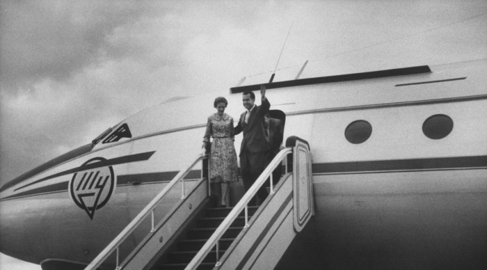 Вице-президент Ричард Никсон и его жена, спускаются с трапа прибывшего самолета. СССР, Москва, 1959 год.