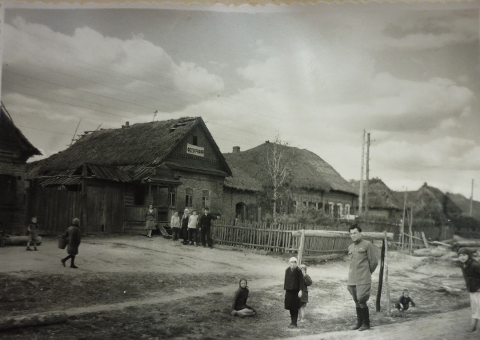 Управляющий колхозом среди играющихся на дороге детей. СССР, Тамбовская область, село Отъяссы, 1947 год.