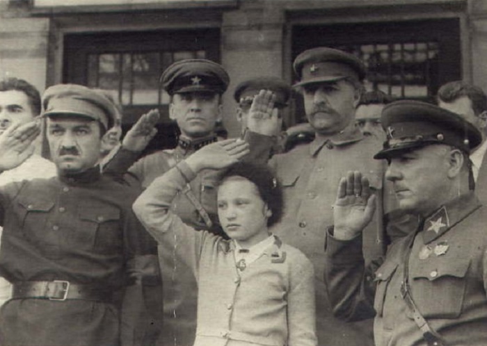 Ворошилов, Микоян и Орджоникидзе с дочерью. 