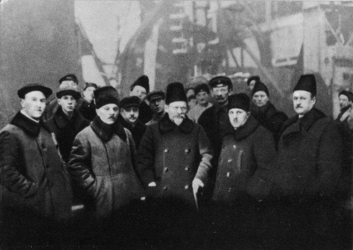 К. Е. Ворошилов и М. И. Калинин на Ленинградском Металлическом заводе. СССР, январь 1926 года.