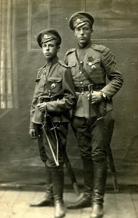 Два молодых выпускника гатчинской авиашколы. Варшава, 1915 год.
