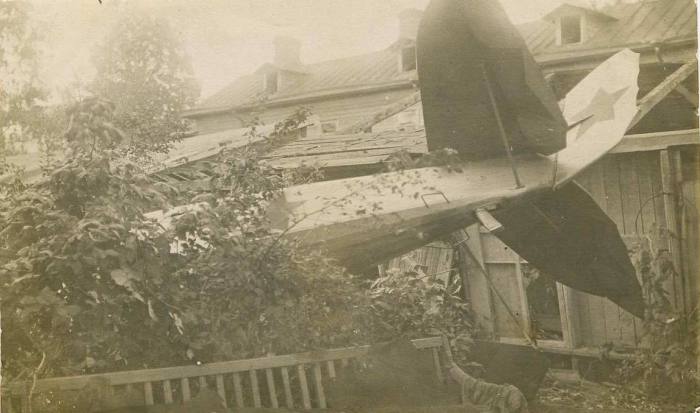 Разбитый самолет упавший при испытаниях на жилой дом в 1921 году. 