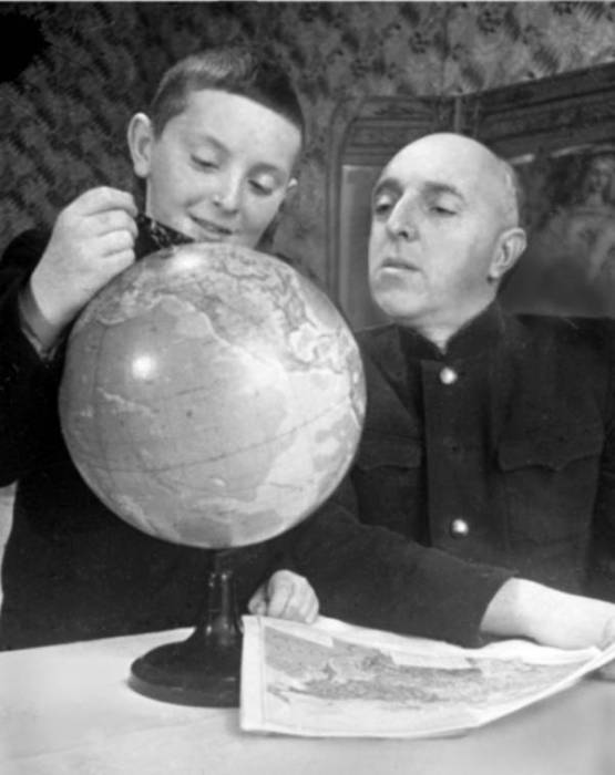 Иосиф Александрович Бродский с отцом. 1951 год. | Фото: M. M. Volpert