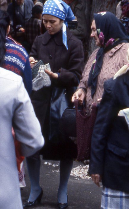 Женщины, покупающие носки на рынке. СССР, Узбекистан, Ташкент, 1984 год.