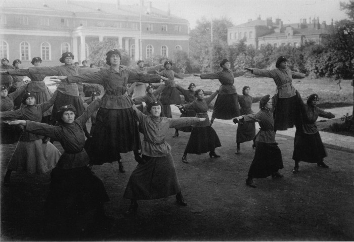 Женщины-милиционеры на утренней зарядке. СССР, Москва, 1930 год.