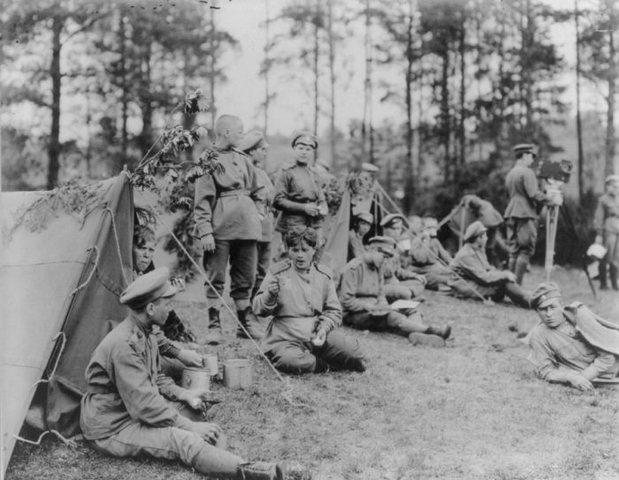 Отдых возле палаток женского полка. Петроград, 1918 год.