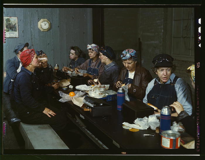 Работающие на крупном заводе женщины, обедающие в своей комнате отдыха. США, штат Айова, апрель 1943 года. Автор: Jack Delano.