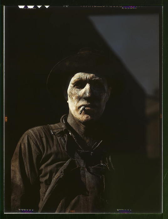 Работник крупного сажевого завода, покрытый пыльными отходами производства. США, штат Техас, 1942 год. Автор: John Vachon.