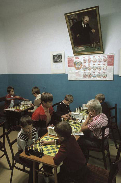  Портрет Ленина в шахматном клубе для детей. УССР, Ялта, 1988 год.