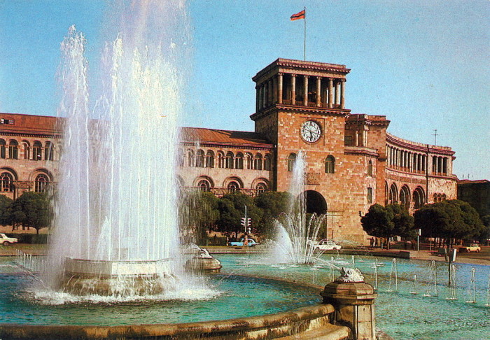 Дом Правительства в Ереване.