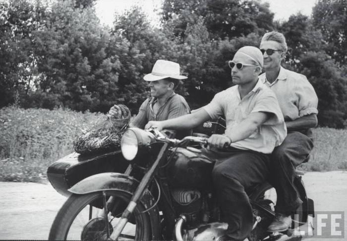 Мужчины, едущие на мотоцикле с рыбалки. СССР, Киев, 1960 год.