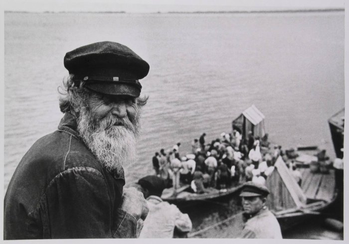 Старик волжанин у реки в 1939 году.