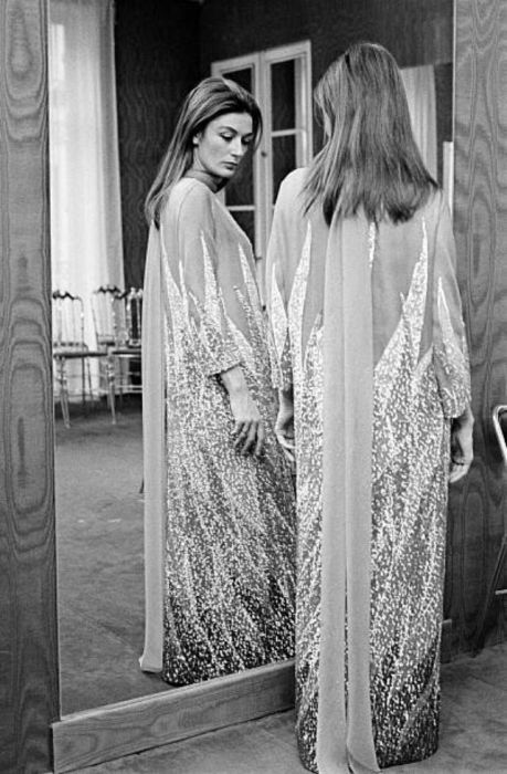 Анук Эме примеряет вечернее платье в салоне Пьера Кардена, апрель 1967 год.