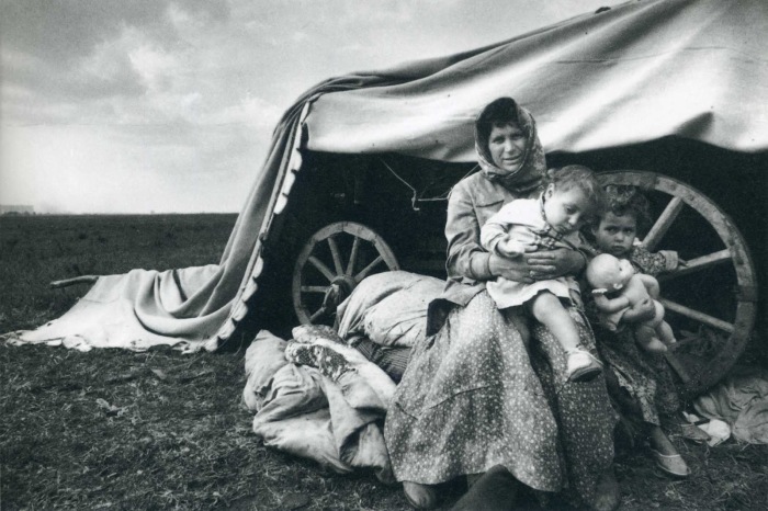 Фотография, сделанная неподалёку одного из последних цыганских таборов на территории СССР.