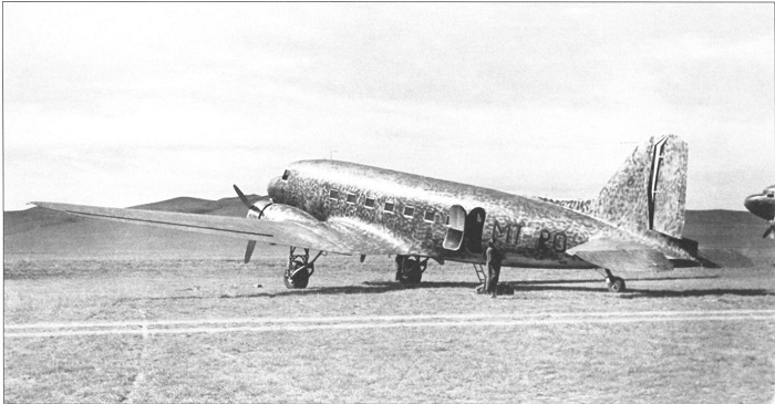 На аэродроме Улан-Батора прибывший самолет с группой опытных советских летчиков. 2 июня, 1939 года. 
