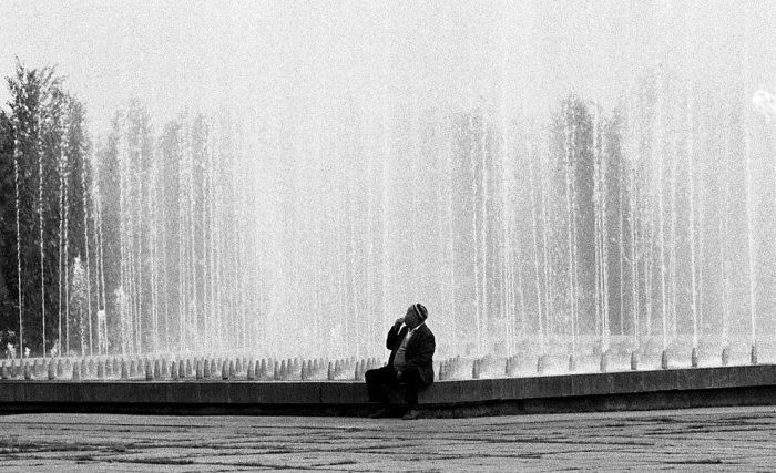 Мужчина, сидящий возле фонтана. СССР, Узбекистан, Ташкент, 1984 год.