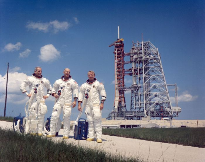 Экипаж Аполлона позирует возле Сатурна-1Б на площадке за день до старта. США, 1975 год. 