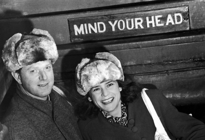 Маргарет Бурк Уайт со своим мужем писателем Эрскином Колдуэллом возле надписи берегите голову.