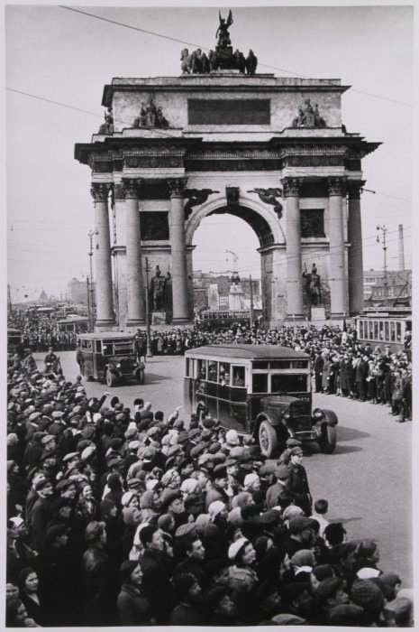Толпы людей возле триумфальной арки в честь Челюскинцев. Москва, 1934 год. 