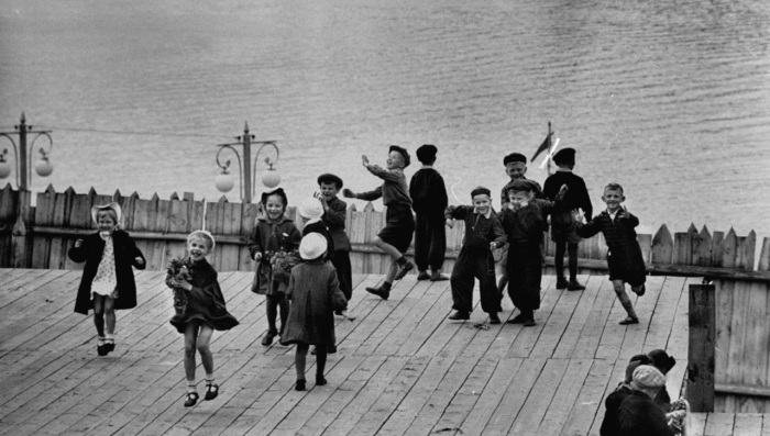 Дети, танцующие в порту Костромы. 1958 год.