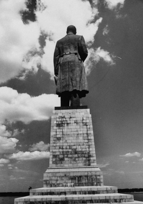 Статуя Иосифа Сталина в Волжском городе. 1958 год.