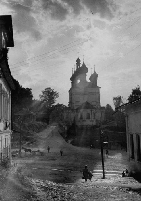 Церковь и улица в городе Плёс, тихое местечко для отдыха на берегу Волги.  1958 год.