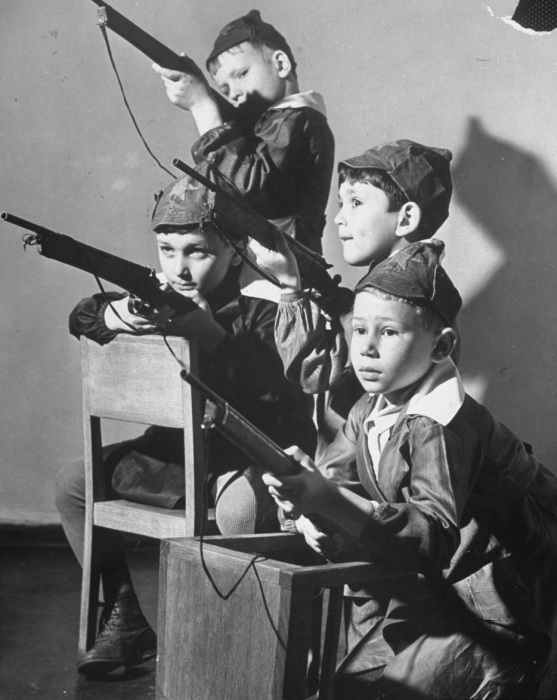 Дети, играющие в войну в детском садике. 