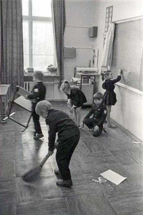 Дежурство в школе после уроков. СССР, Москва, 1977 год.