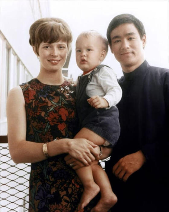 Потрясающий мастер боевых искусств и известный актер Брюс Ли со своей семьей.