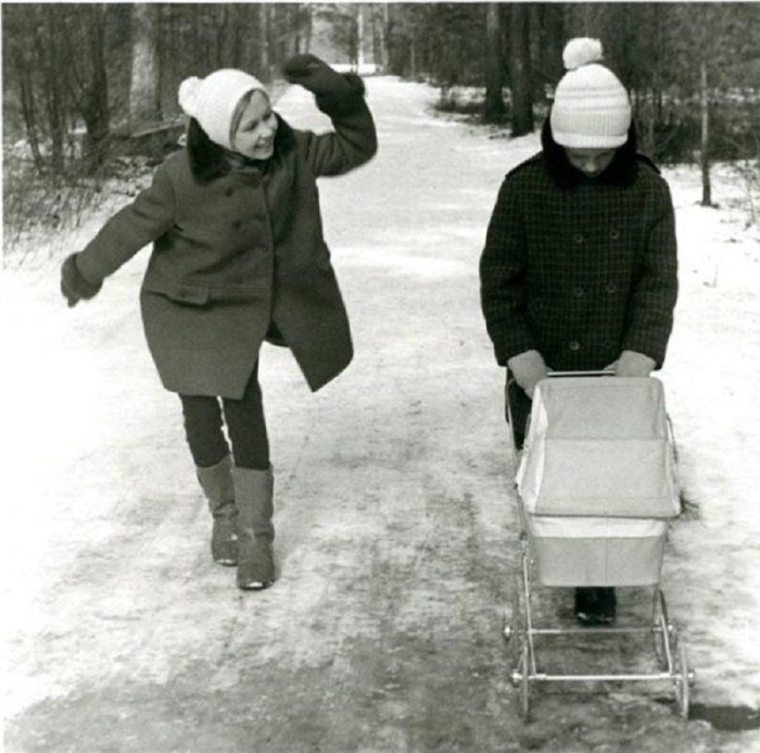 Две девочки на прогулке. СССР, Москва, 1973 год. Фотограф: Филиппов Николай.